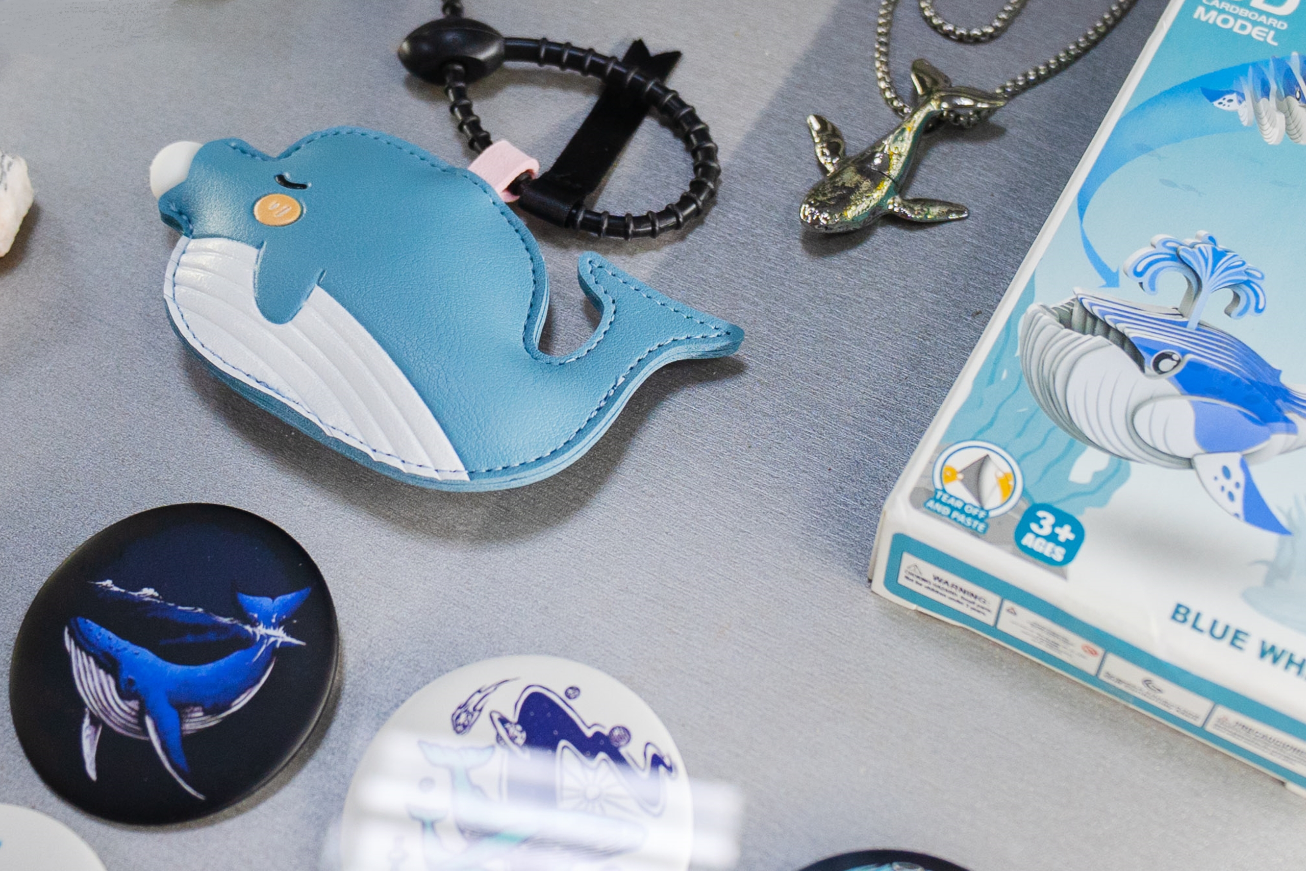 Киты в сувенирной лавке