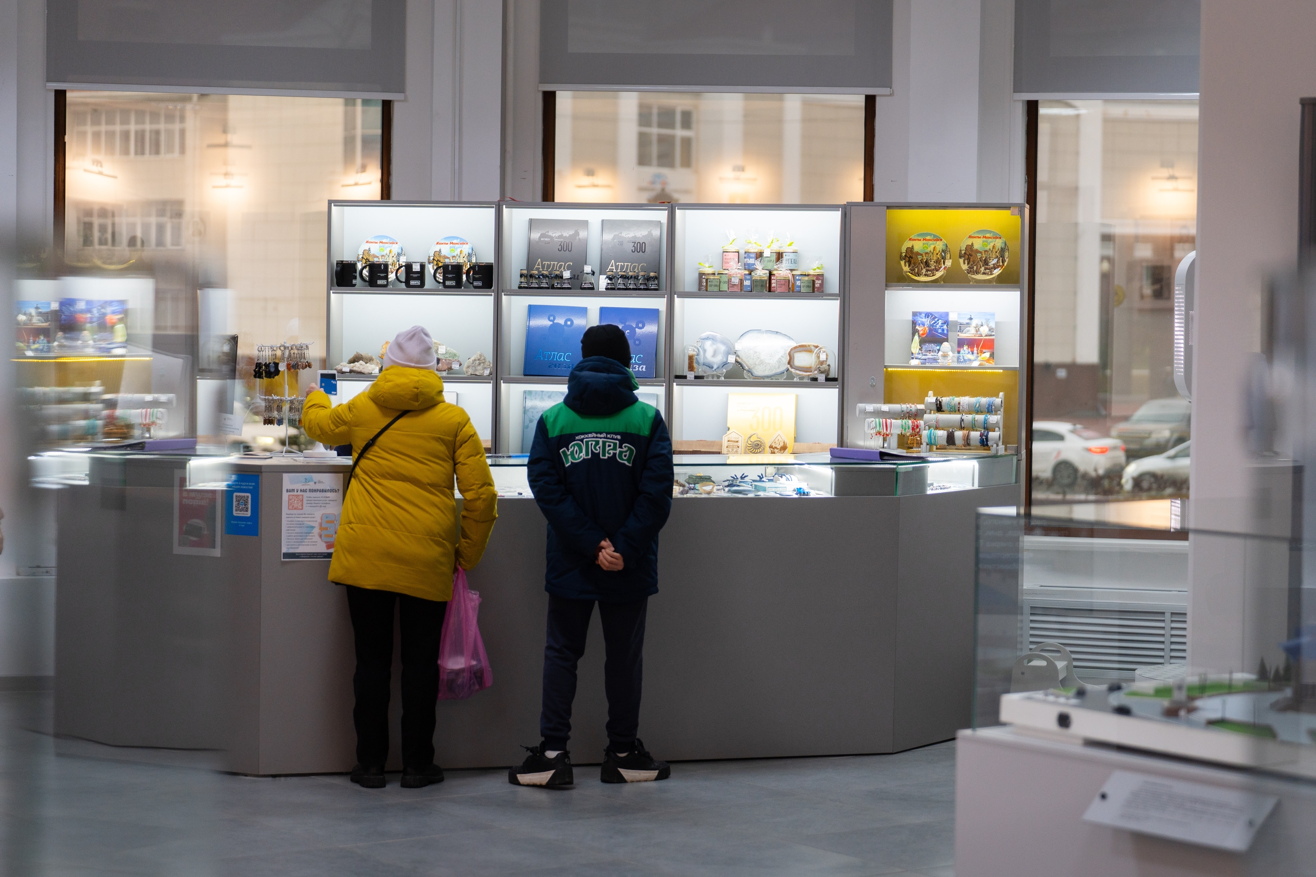 Киты в сувенирной лавке