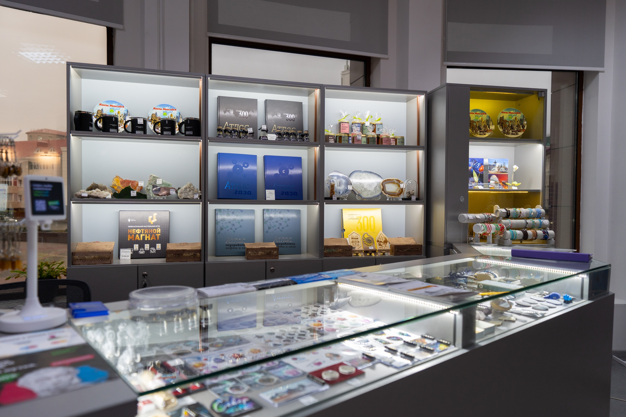 Киты в сувенирной лавке