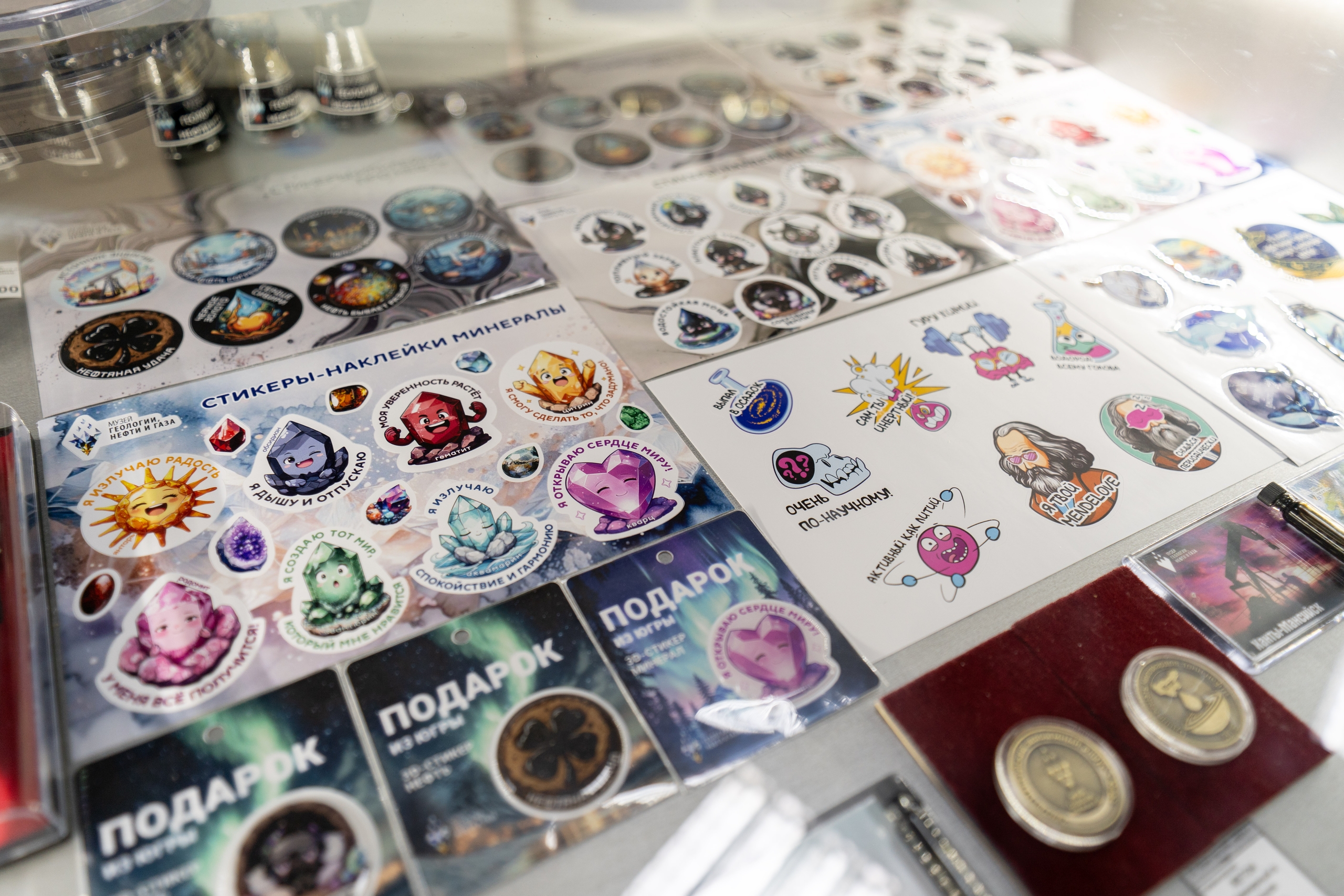 Киты в сувенирной лавке